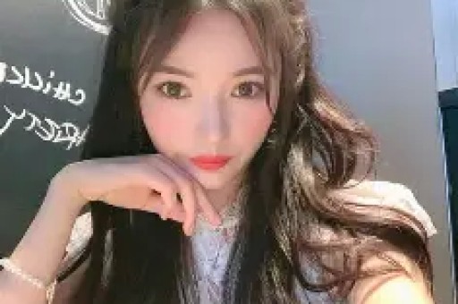 吃瓜（chī guā）网络流行词最早源于2016年出现的“吃瓜群众”一词。其含义为在网络环境中用来表示一种事不关己高高挂起、能满足自己的好奇心的一种状态因此网友们戏称自己为“群众”。而“瓜”则表示某个